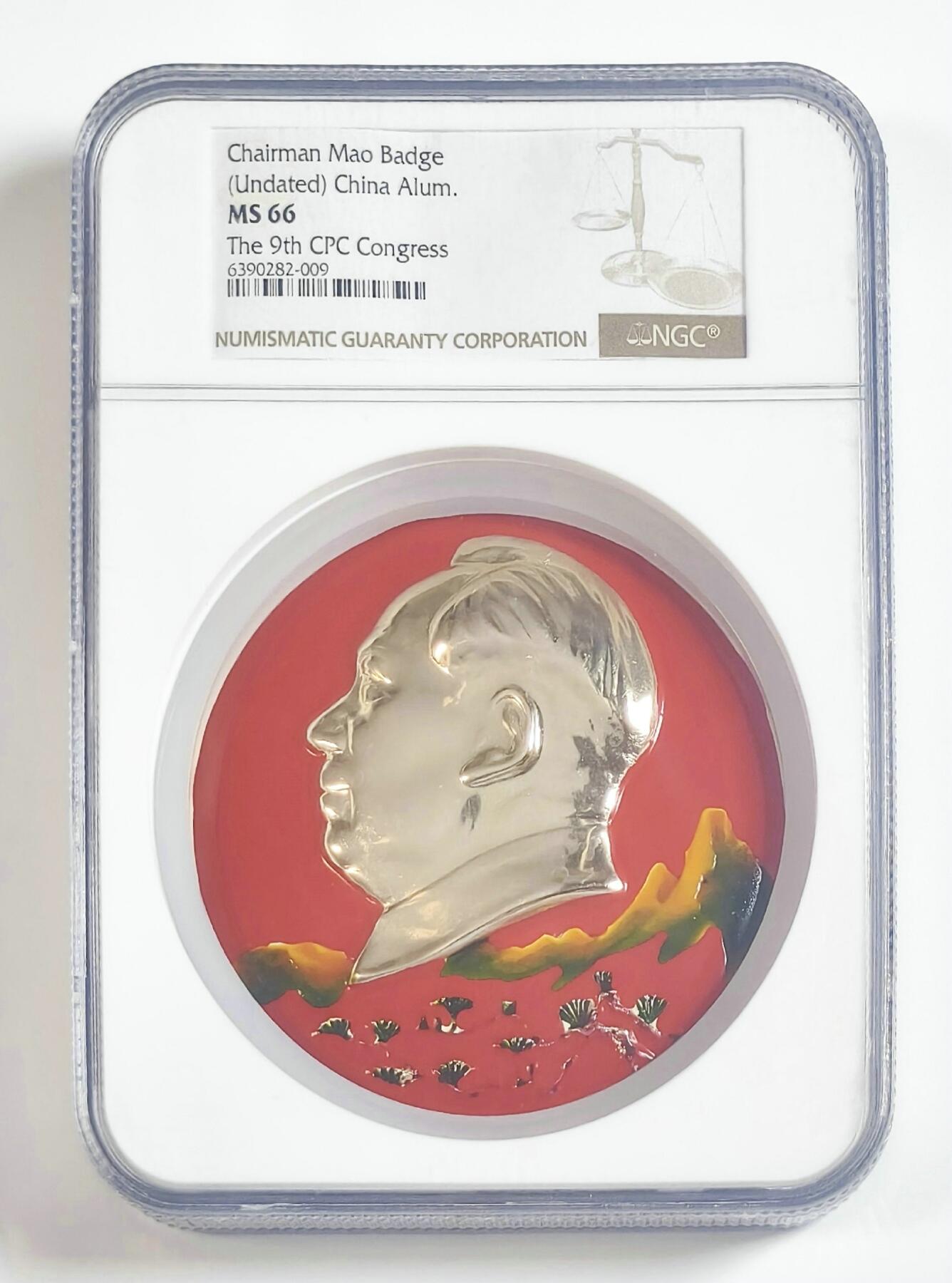 2025年伟人像章秋季专场拍卖会 油彩 圆形 欢庆九大题材 伟人侧面像 松枝雪山元素 一枚 NGC-MS66 直径8.93cm