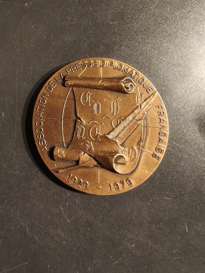 老王徽章第162期 -  法国外交新闻协会成立50周年大铜章     高浮雕     直径48mm.    重量52.7g