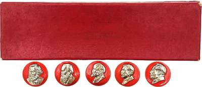2025年伟人像章秋季专场拍卖会 - 红底金像 马克思、恩格斯、列宁、斯大林、伟人 五大伟人像 原盒包装 五枚/套 像章:直径2.12cm×5;盒:15.6cm×4.68cm×1.35cm