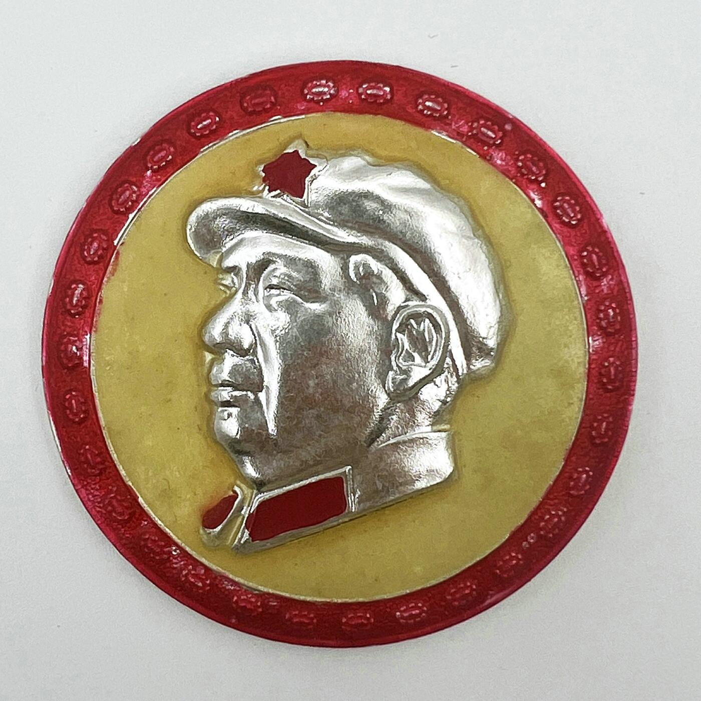 2025年伟人像章秋季专场拍卖会 夜光章 黄、绿底色 侧面像 天安门 人民大会堂 南湖小船 齿轮 八枚 直径4.83cm-直径5.87cm