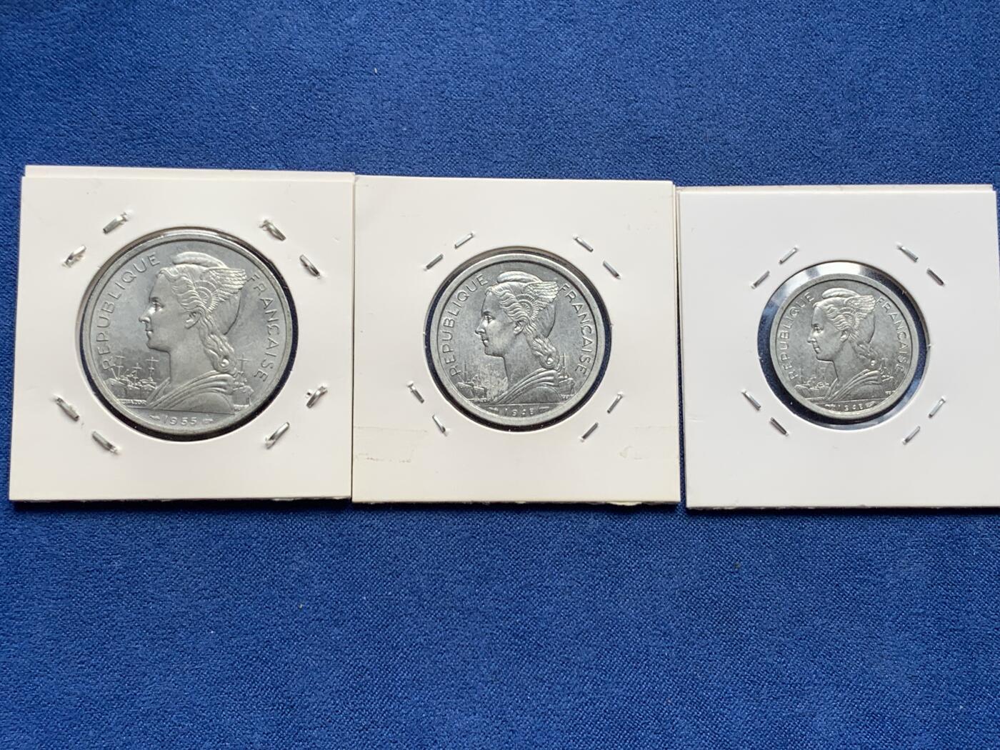 《竞宝斋》第436场 周日，周一2场连拍 （全场包邮） 三枚一组 法属留尼旺1948-55年1、2、5法郎，历七十余年风霜铝币保存不易，这套保存得不错 细节见图