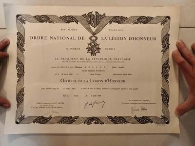 老王徽章第162期 - 法国军官级荣誉军团勋章证书     1960年戴高乐总统印签    授予法国炮兵上尉