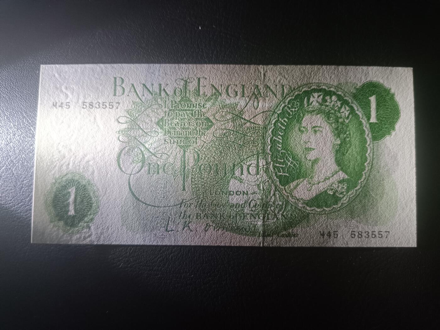 2025十一月第三期，总201期 英格兰C序列1镑UNC，稀有补号M前缀，青年女王