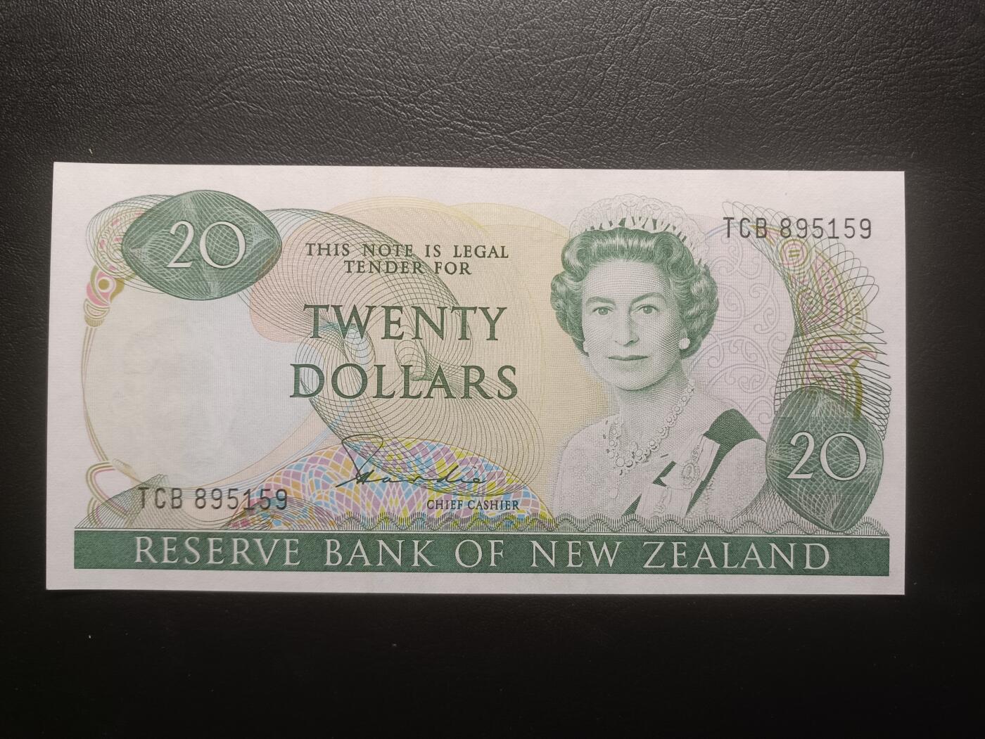 2025十一月第三期，总201期 新西兰1985版20元UNC-无47，中年女王和鸽子