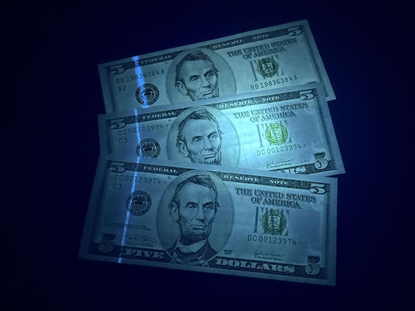 【炜奕收藏】，第五十期 1999-2003美国5美元共三张，UNC品相，包含两张补号