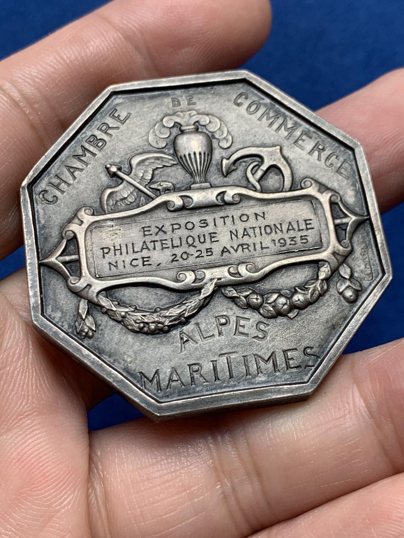 《竞宝斋》第436场 周日，周一2场连拍 （全场包邮） 法国斯山海事商会尼斯国家集邮展大型八角型镀银铜章，45.5MM，45.5克，带边铭。