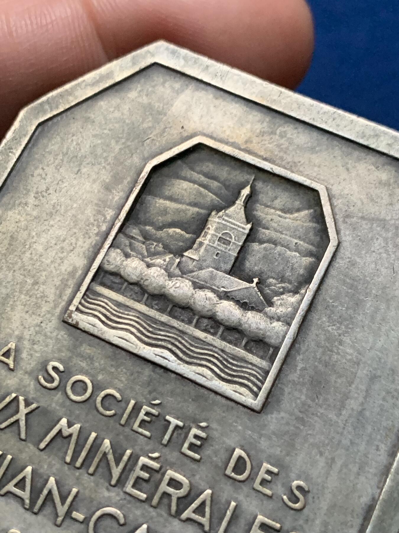 《竞宝斋》第436场 周日，周一2场连拍 （全场包邮） 法国依云小镇美女章牌，67.9*50.1*4.1毫米，97.6克，铜镀银材质，带边铭。