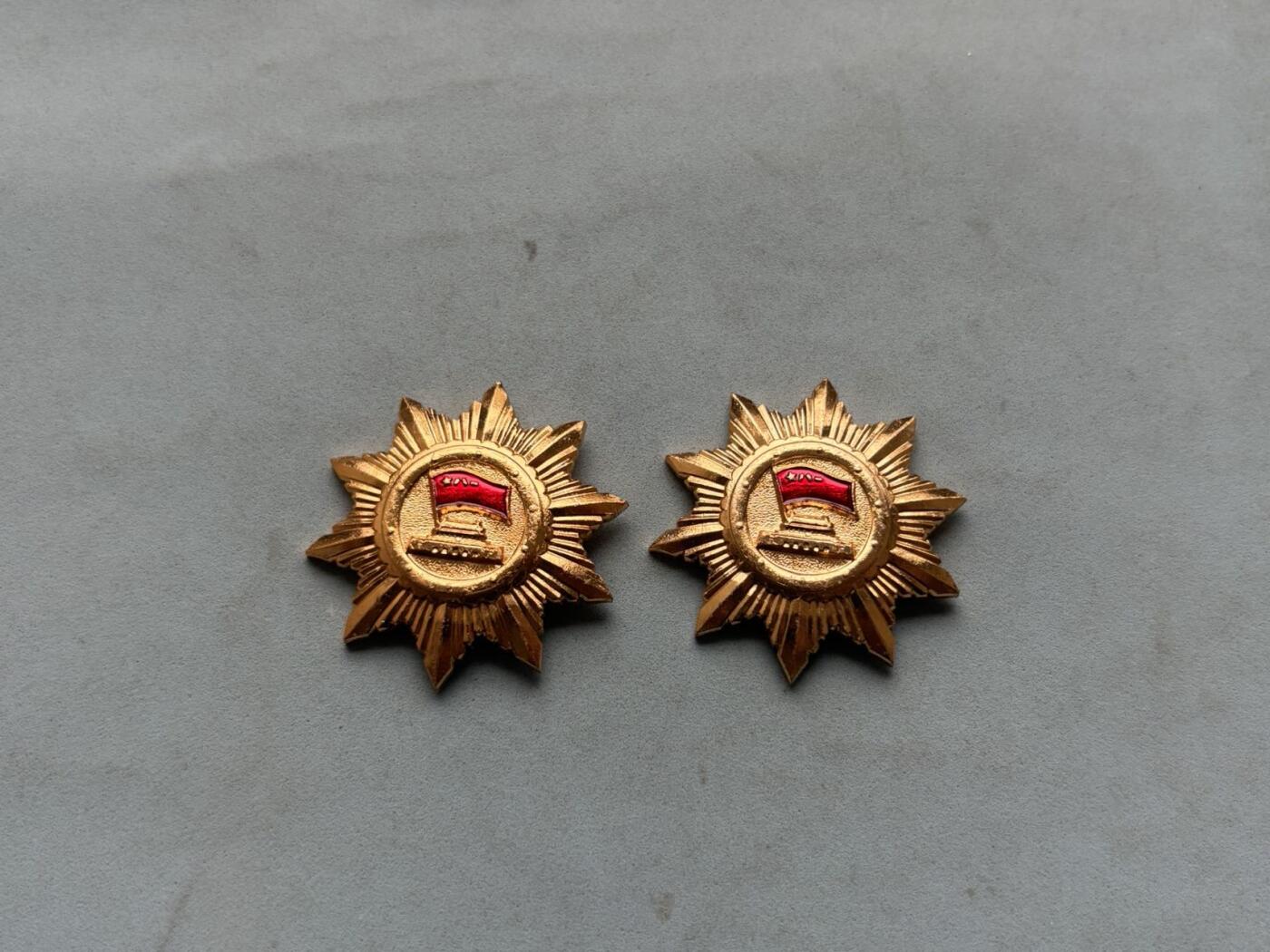 盛世勋华——号角文化勋章邮票专场拍卖第287期 先进个人证章一对