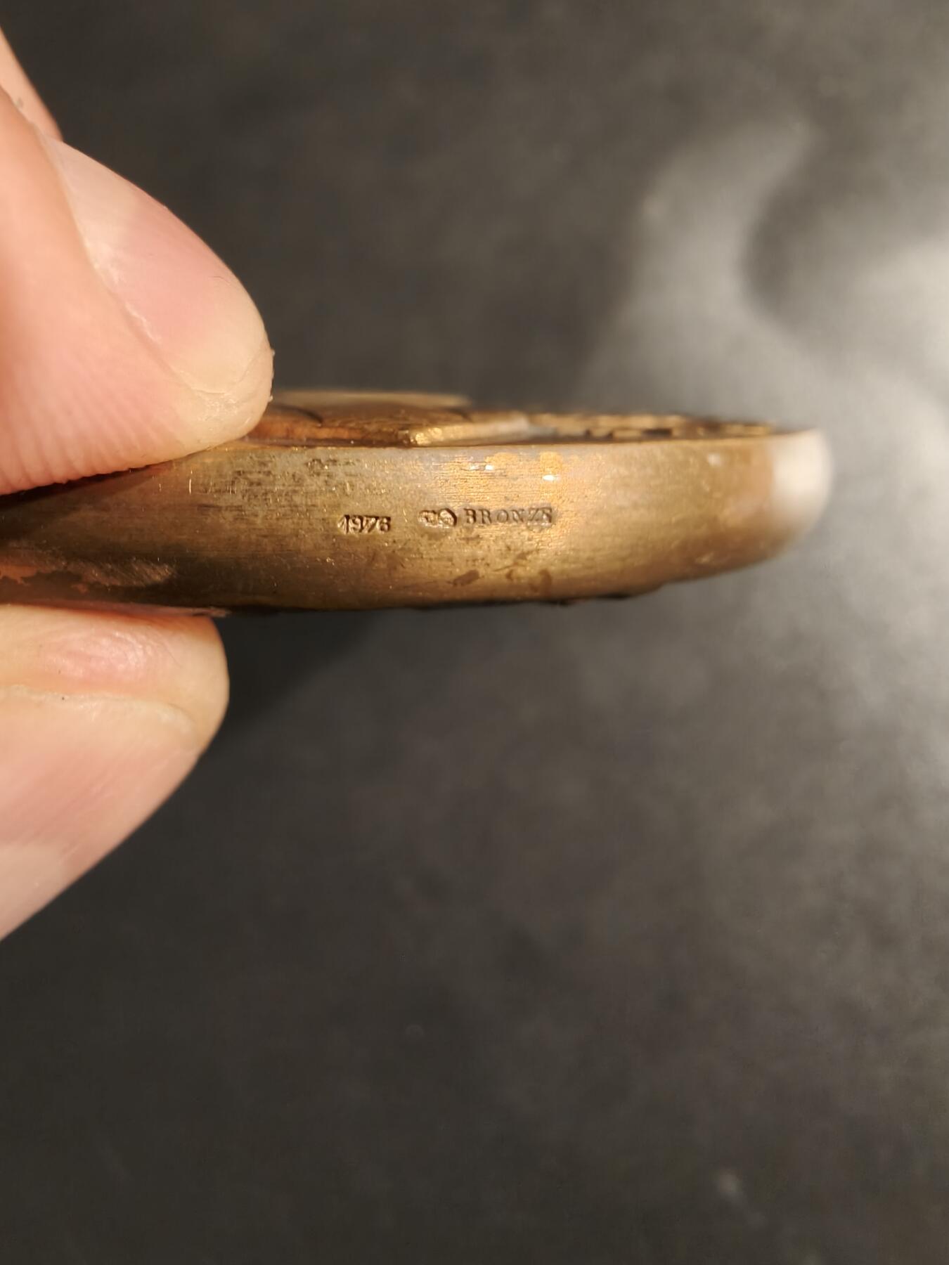 老王徽章第162期  法国罗讷河口省议会大铜章    直径81mm.   重量301.1g