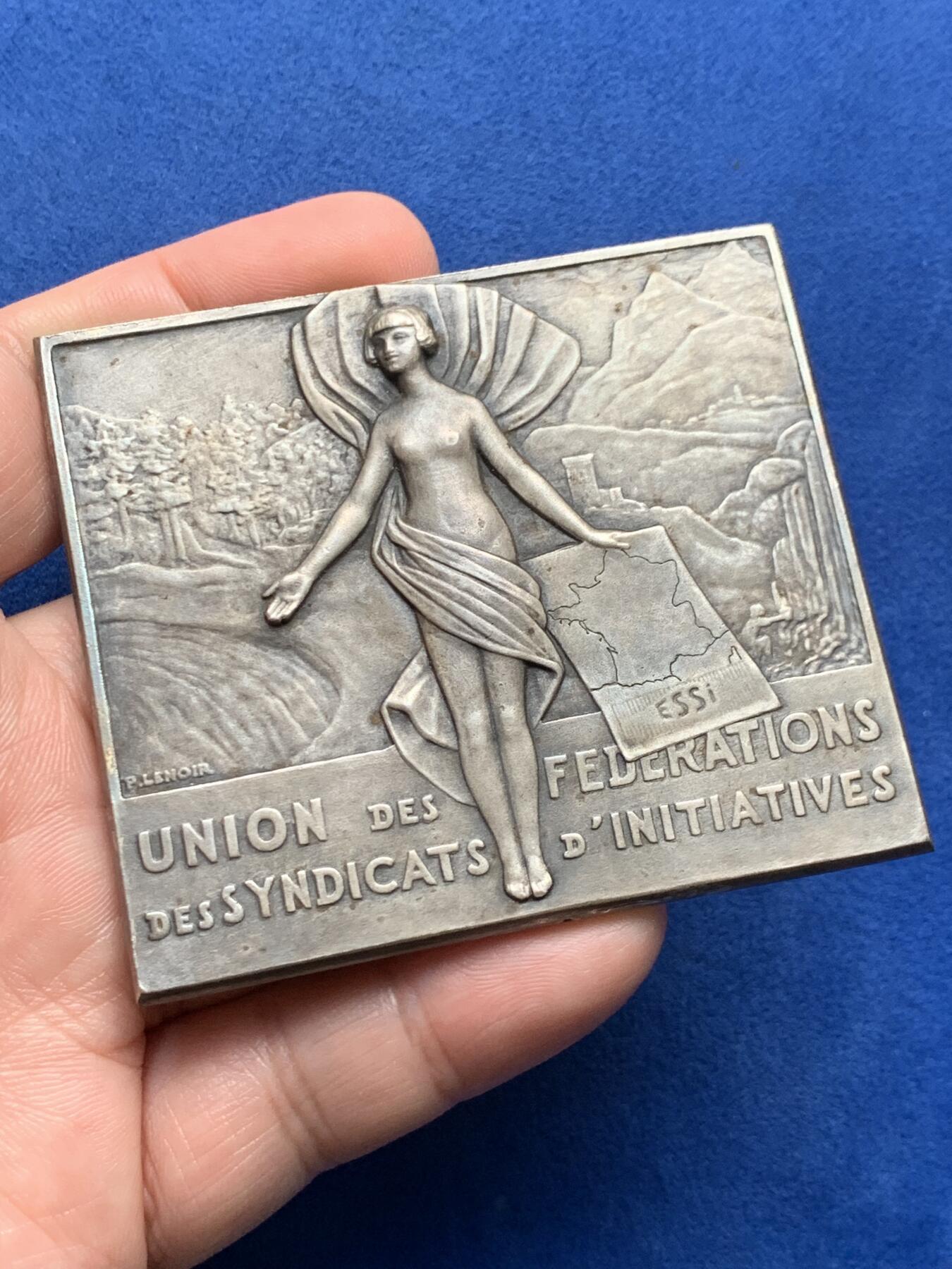 《竞宝斋》第436场 周日，周一2场连拍 （全场包邮） 法国旅游联盟联合会镀银大铜章 147.3克 71*61.5mm 三角铜标 带原盒