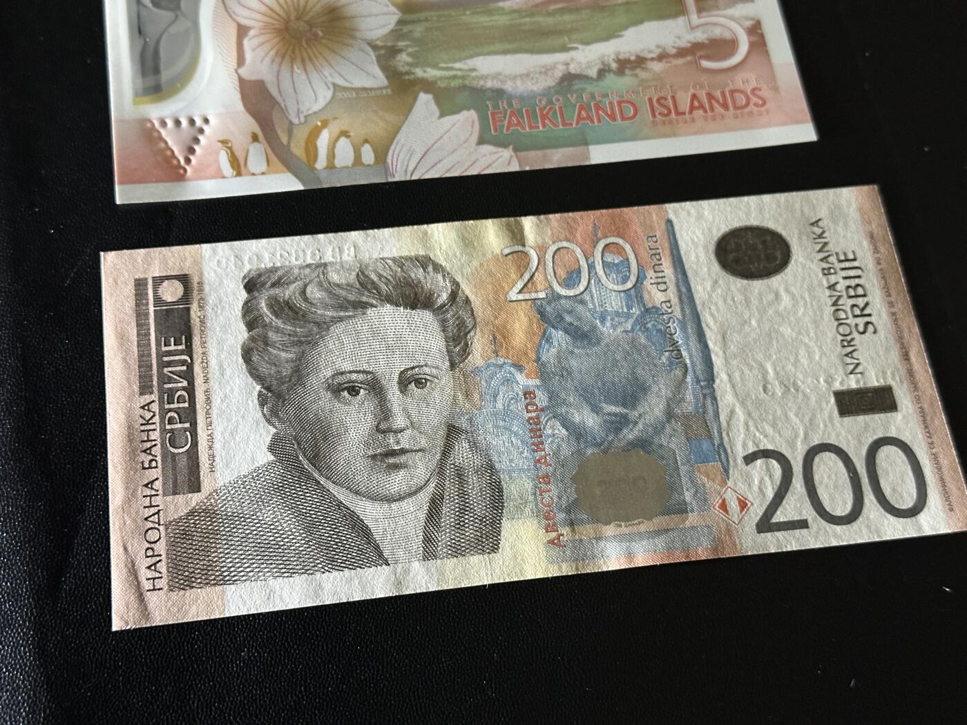 《外钞收藏家》第五百八十三期（精选场）（本期拍品丰富）（本平台长期征集拍品、欢迎藏友们联系合作） 最新版福克兰群岛5镑A冠无47尾8+塞尔维亚200第纳尔 全新UNC