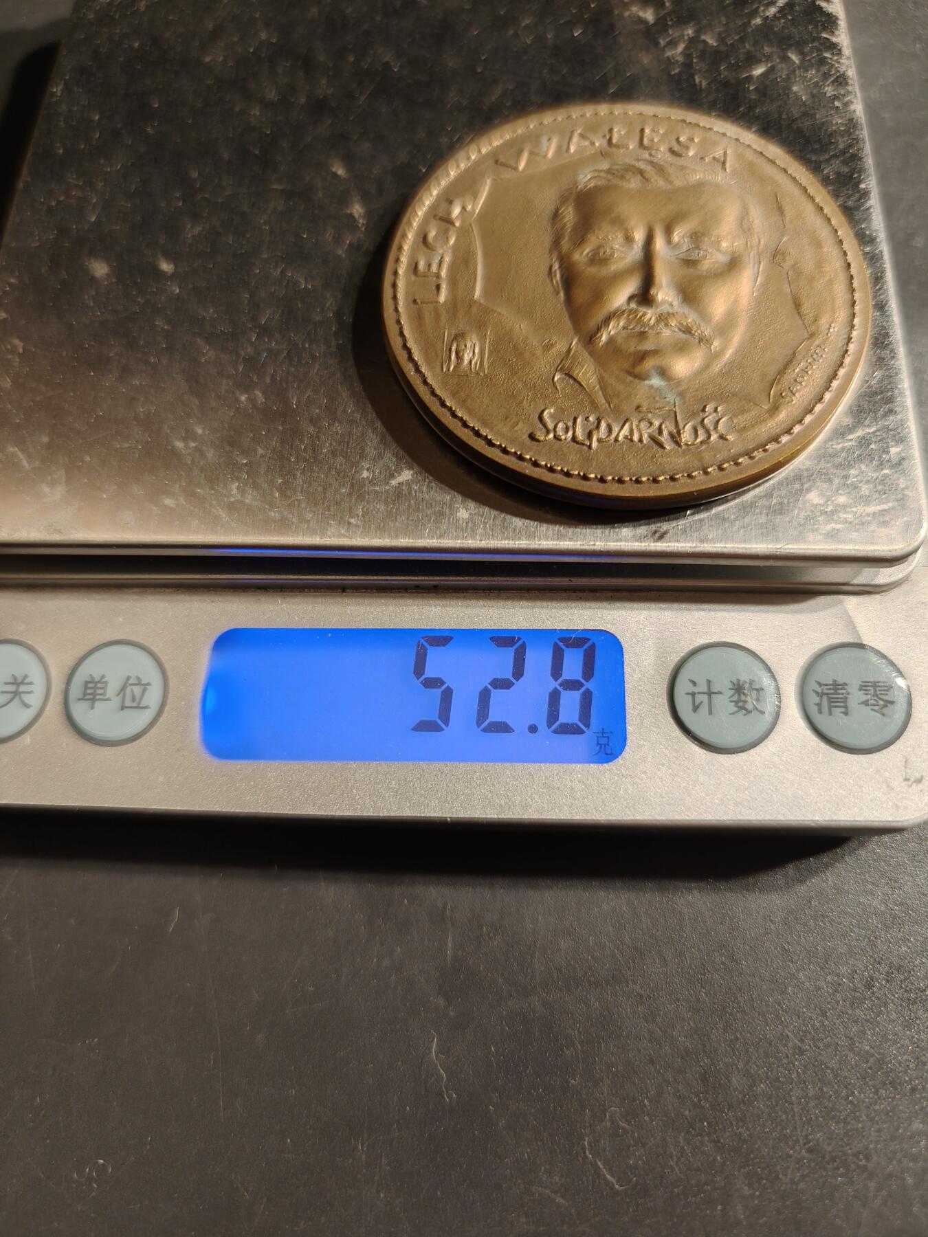 老王徽章第162期  1983年诺贝尔和平奖大铜章     1983年诺贝尔和平奖授予了波兰工会领袖莱赫·瓦文萨（Lech Wałęsa），以表彰他在波兰为工人权利和自由所做的贡献      直径49mm.   重量52.8g