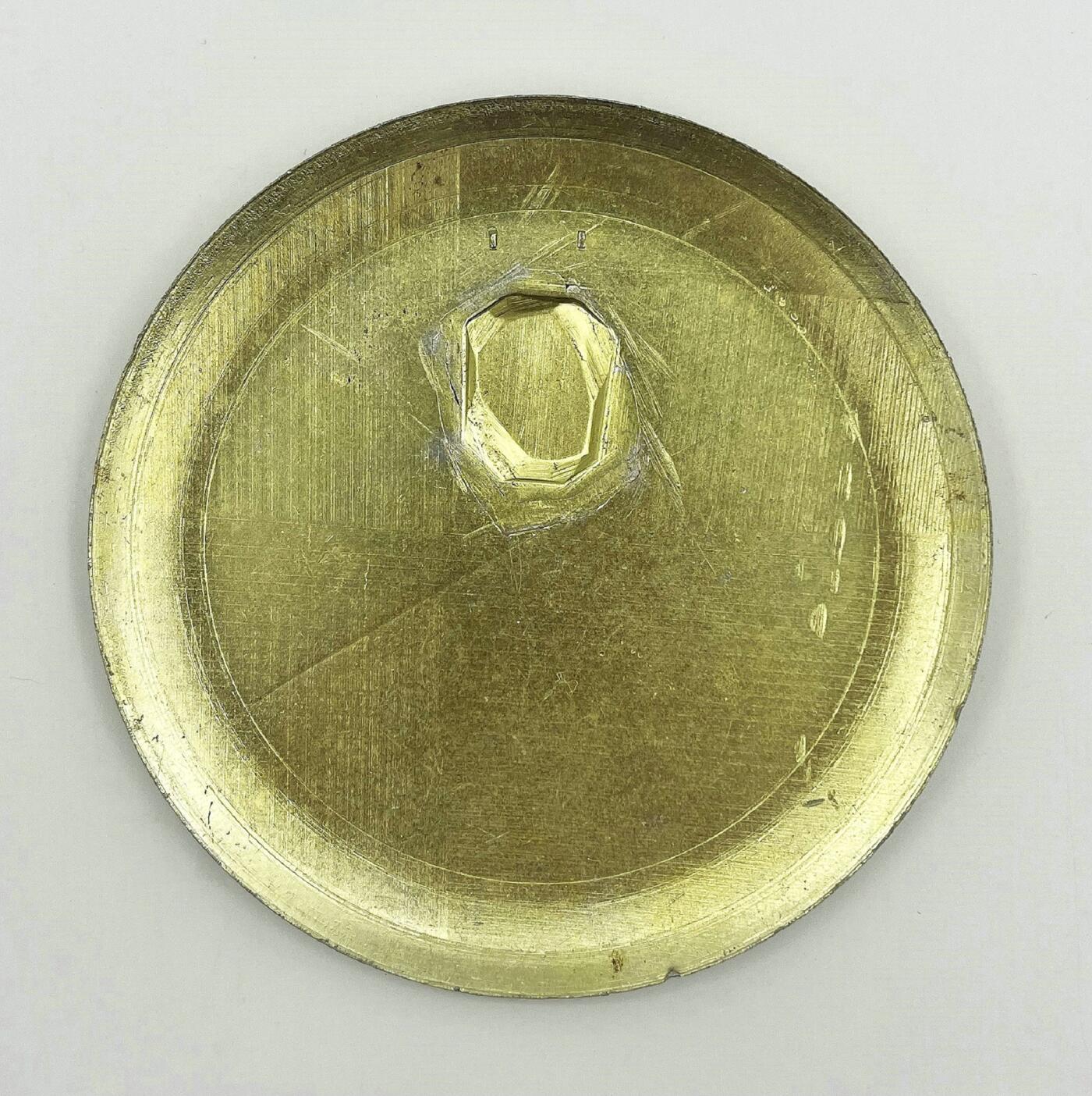 2025年伟人像章秋季专场拍卖会 红底金像 圆形 伟人八角帽侧像 天安门 标语“祖国山河一片红” 一枚   直径11.33cm