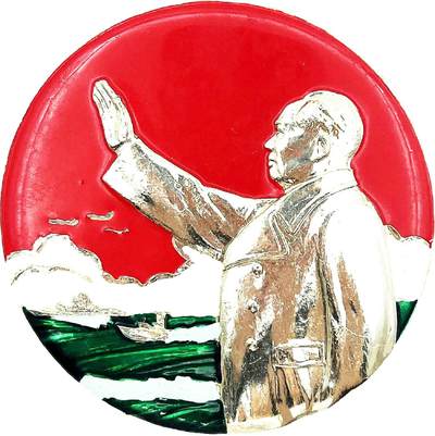 2025年伟人像章秋季专场拍卖会 - 油彩 红底银像 挥手造型 云朵军舰飞机元素 一枚 直径8.16cm