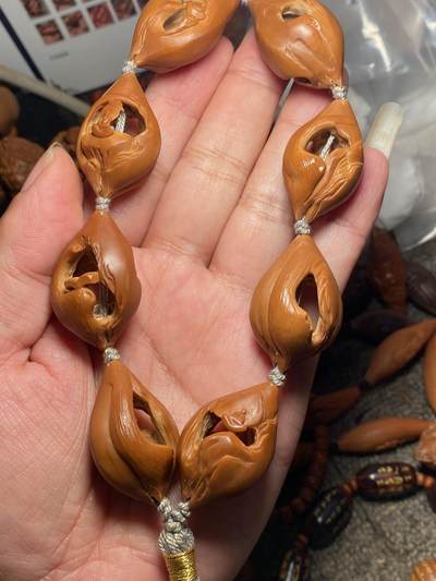 大佬都在看的苏工核雕捡漏价 - 福利苏工核雕，纯手工缕空风景无相手串，个性十足，等待有缘人，市场无同款，尺寸2。3x3.8左右喜欢的来