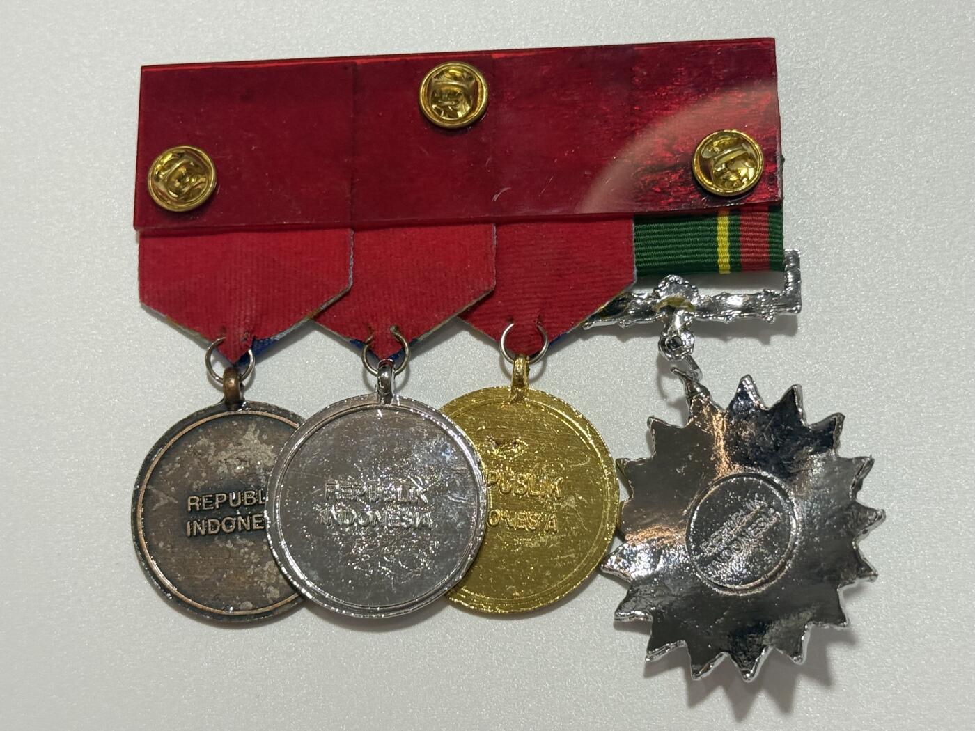 韵星假日精品2025秋季军品类拍卖会-- Rimey Holidays Boutique 2025 Autumn Militaria Sale 印度尼西亚4r联排--三级卡蒂卡挨卡拉克西（三军团结）之星勋章，金银铜三级国防军优秀服务奖章