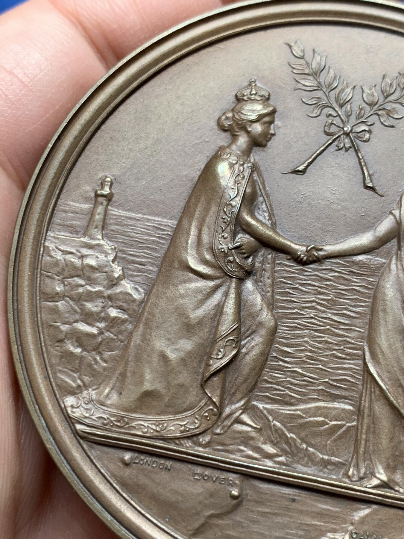 《竞宝斋》第436场 周日，周一2场连拍 （全场包邮） 1903年法国总统埃米尔•卢贝访问英国纪念，139.1克，63.2mm，铜标边铭，原盒有破损