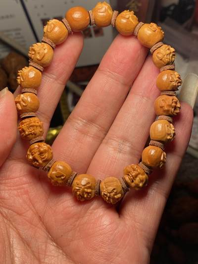 大佬都在看的苏工核雕捡漏价 - 福利苏工核雕，纯手工小籽十八罗汉手串，个性十足，等待有缘人，市场少见尺寸1。1x1。1左右喜欢的来
