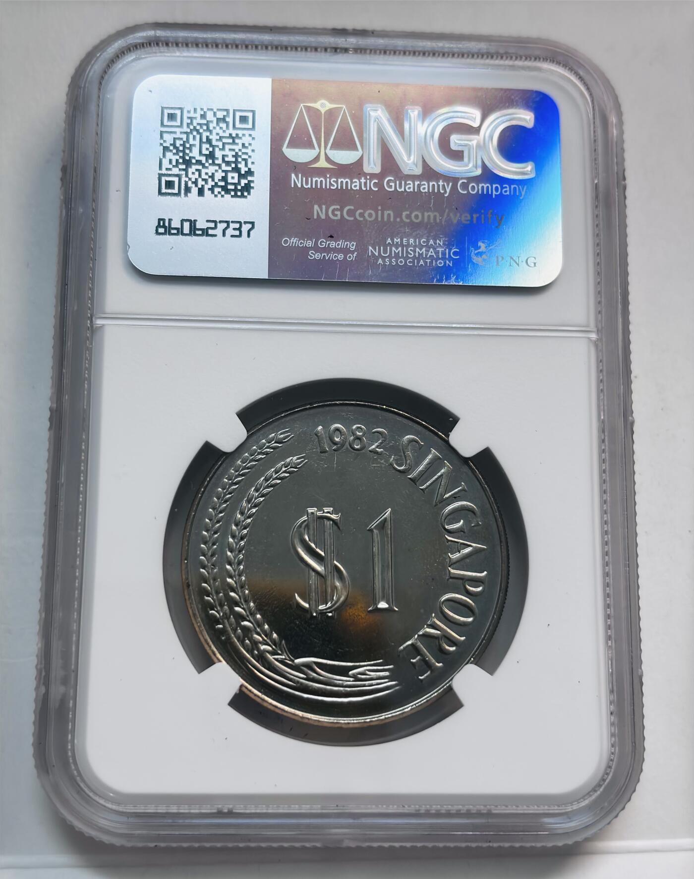 文馨钱币收藏第 280 场， 长期接收代拍品 少见新加坡首版 1982 年一元 NGC 评级 MS66 分
