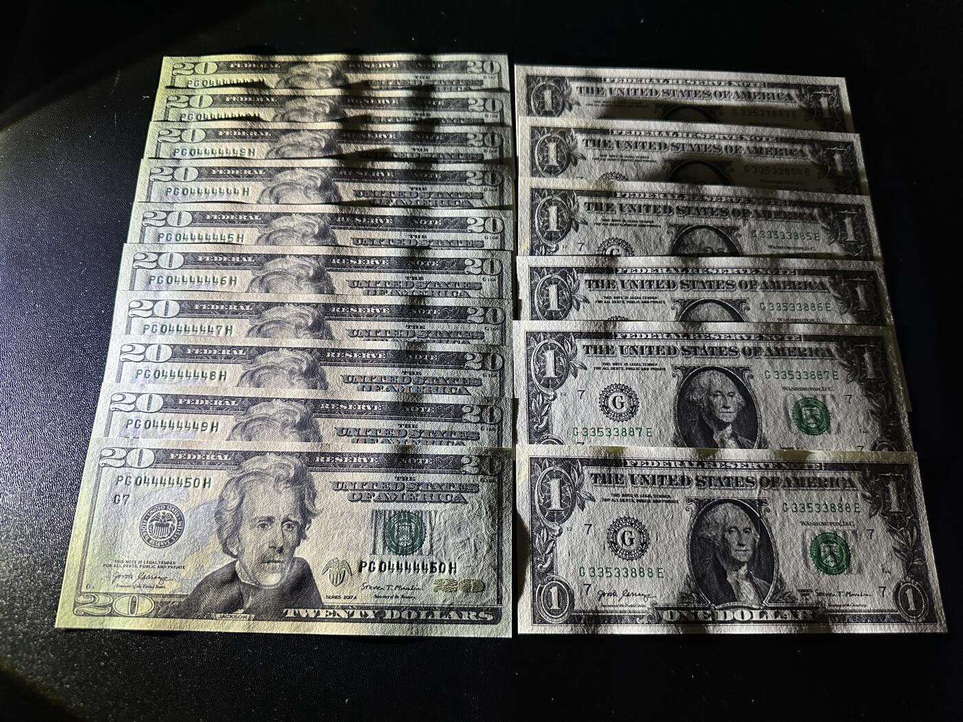 《外钞收藏家》第五百八十三期（精选场）（本期拍品丰富）（本平台长期征集拍品、欢迎藏友们联系合作） 20美和1美：20面值标十含恐龙号+1面值6连小雷达豹子8（20面值居中不错适合评PMG） 全新