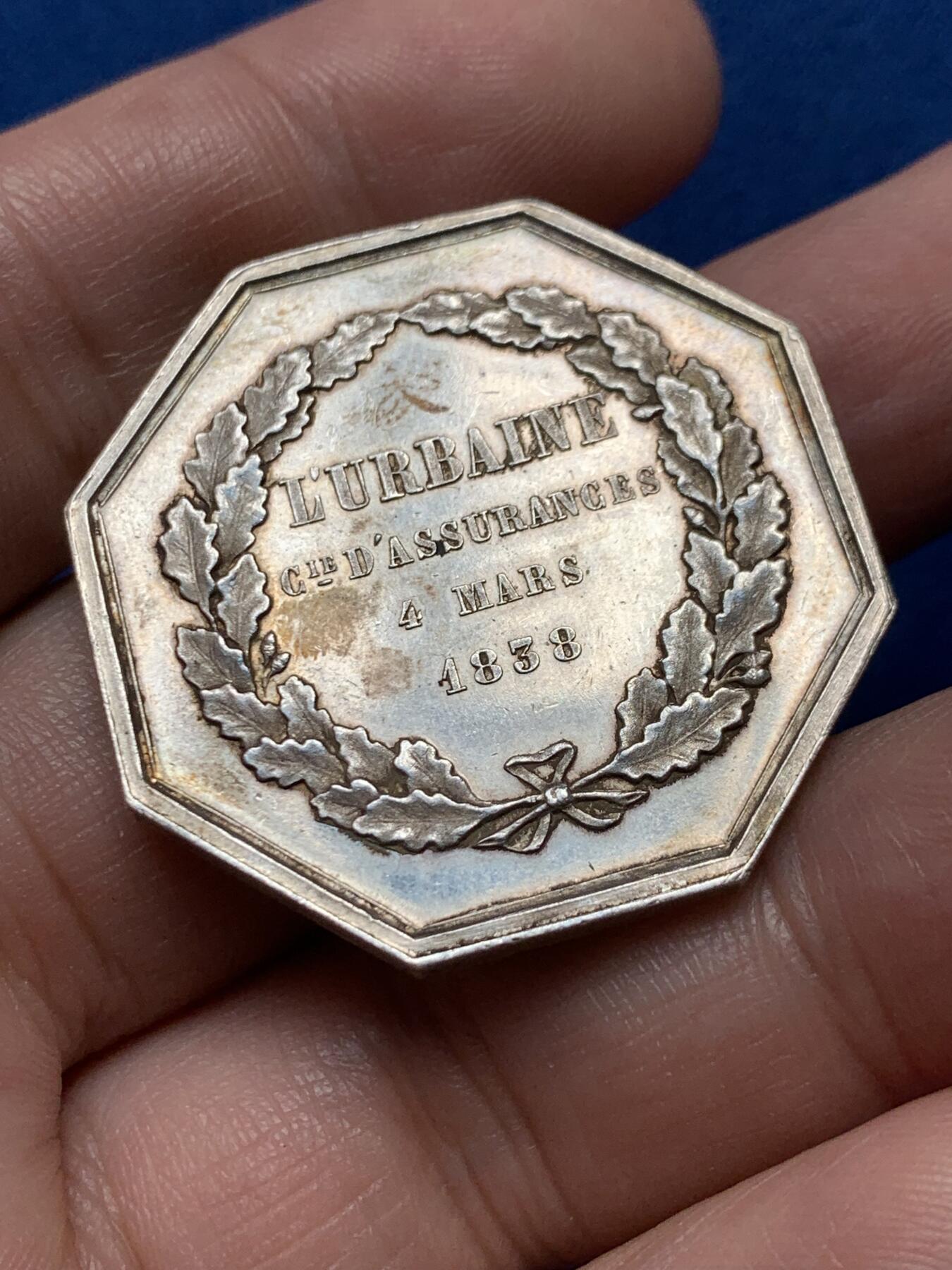 《竞宝斋》第436场 周日，周一2场连拍 （全场包邮） 法国1838年城市人寿保险公司八角银质代币，城堡王冠图，丰饶角AR边铭，35mm，19.7克