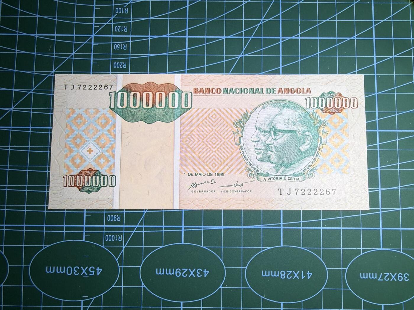 【炜奕收藏】，第五十期 1995年安哥拉100万宽扎，UNC品相，中夹狮子号