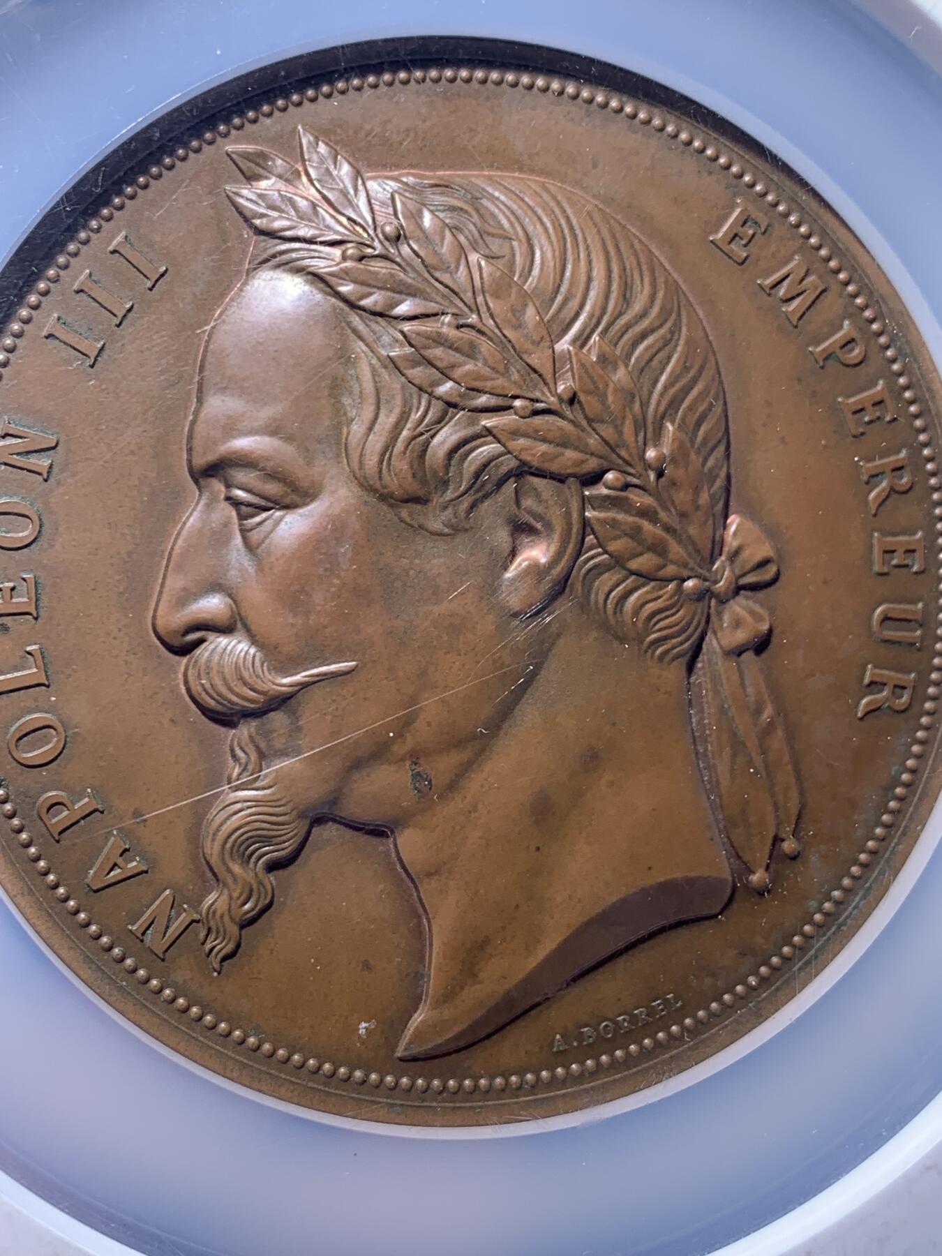 《竞宝斋》第436场 周日，周一2场连拍 （全场包邮） NGC MS64BN 1862年法国交趾支那战役大铜章 高分大名誉品 正面：拿破仑三世戴月桂冠面左；背面：法兰西女神玛丽安娜驾船，手持雷电与帝国鹰权杖，与龙相伴竞逐，最终迫使东方龙屈服脚下，呈现了法兰西与以中华帝国龙为代表的东方之间的对抗。1860年法国借第二次鸦片战争结束借用侵华法军进攻南圻，先后占领嘉定等地，1862年法國和越南阮朝签订第一次《西贡条约》，此章版别罕见，直径74mm，气势恢弘