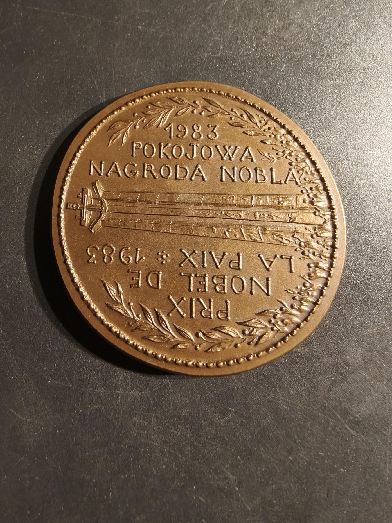 老王徽章第162期  1983年诺贝尔和平奖大铜章     1983年诺贝尔和平奖授予了波兰工会领袖莱赫·瓦文萨（Lech Wałęsa），以表彰他在波兰为工人权利和自由所做的贡献      直径49mm.   重量52.8g