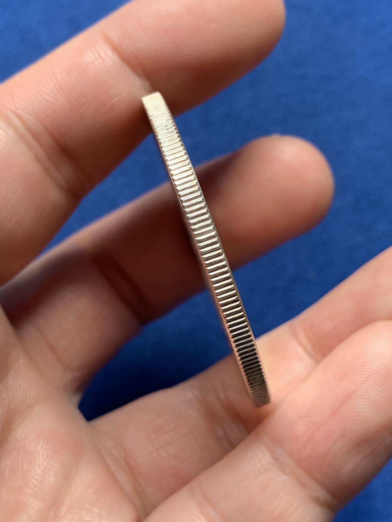 《竞宝斋》第436场 周日，周一2场连拍 （全场包邮） 西班牙8里亚尔仿古 银章  仿制的原品为著名的1590年菲利普二世8里亚尔银币。成色999银，重约1盎司。31.25克，45mm，状态如图，完全未使用品。