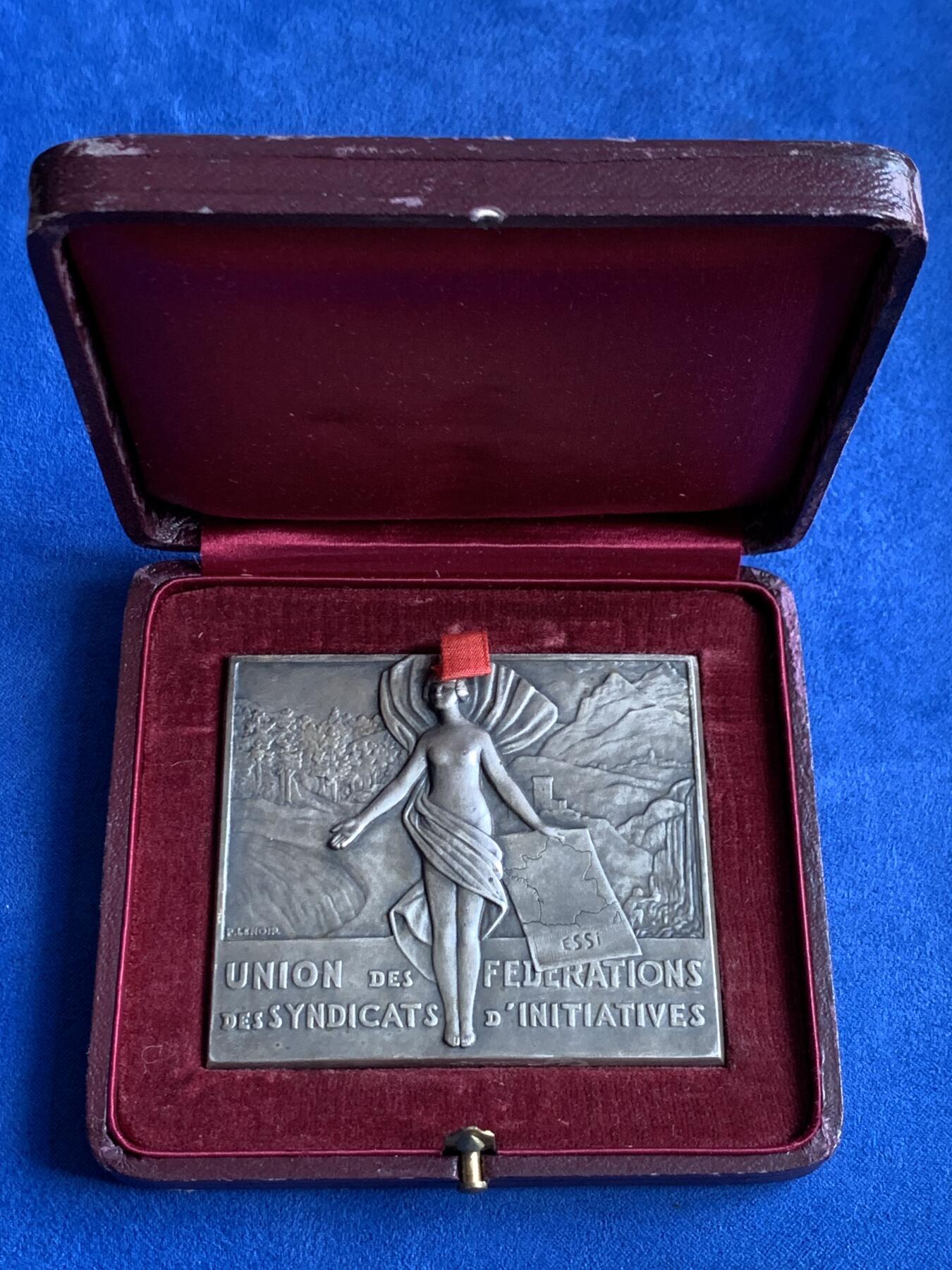 《竞宝斋》第436场 周日，周一2场连拍 （全场包邮） 法国旅游联盟联合会镀银大铜章 147.3克 71*61.5mm 三角铜标 带原盒