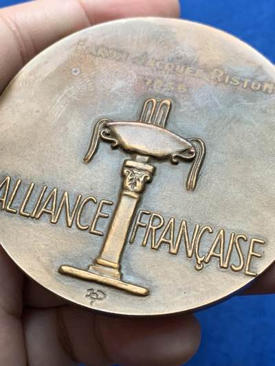 《竞宝斋》第437场 周日，周一2场连拍 （全场包邮） 名家名作 法兰西联盟纪念大铜章  1956年颁发 带盒 150.7克 67.8mm 丰饶角铜标