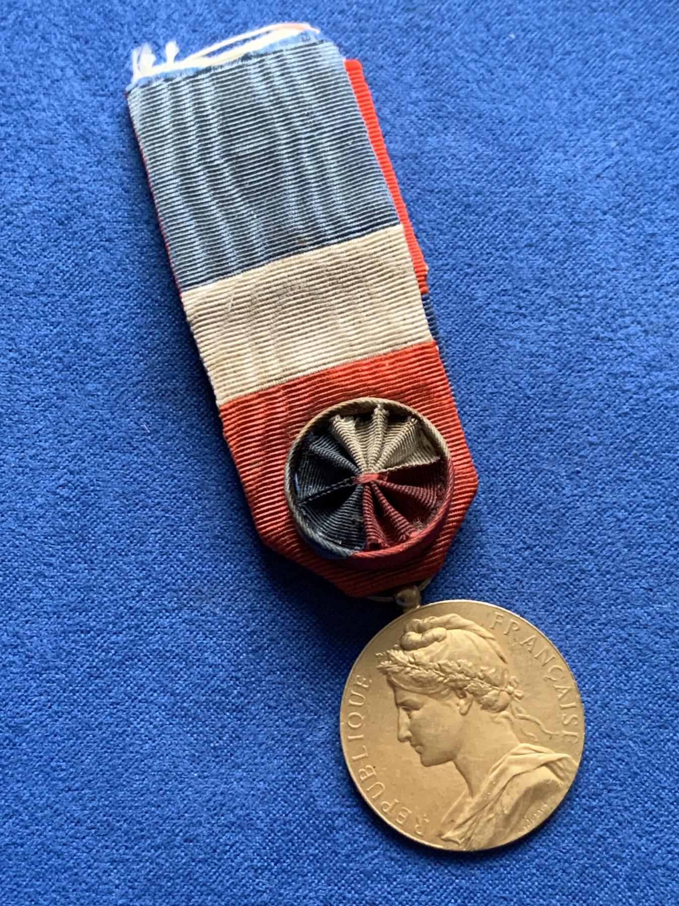 《竞宝斋》第437场 周日，周一2场连拍 （全场包邮） 法国1935年劳动荣誉奖章，镀金很美，绶带花结状态良好，总重约15.2克。