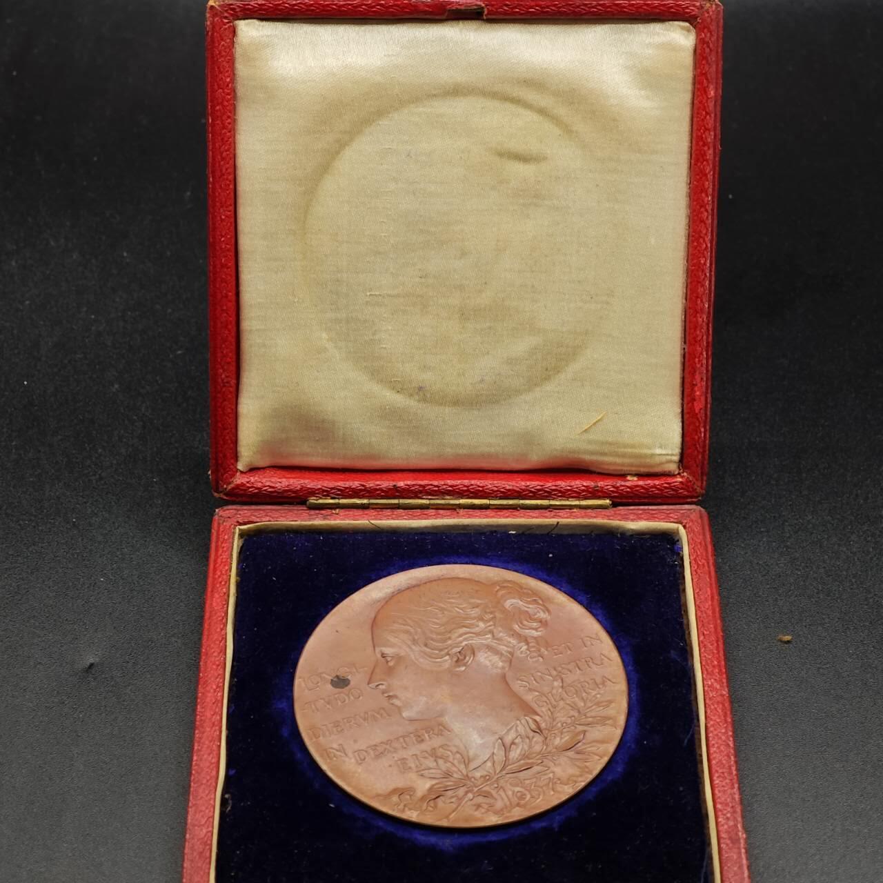 【淘币小摊】实时拍第七百九十五拍   银币套币场   满百包邮可预留二周 每周一统一发货   英国1897年维多利亚女王登基60周年大铜章直径55mm重76克原盒