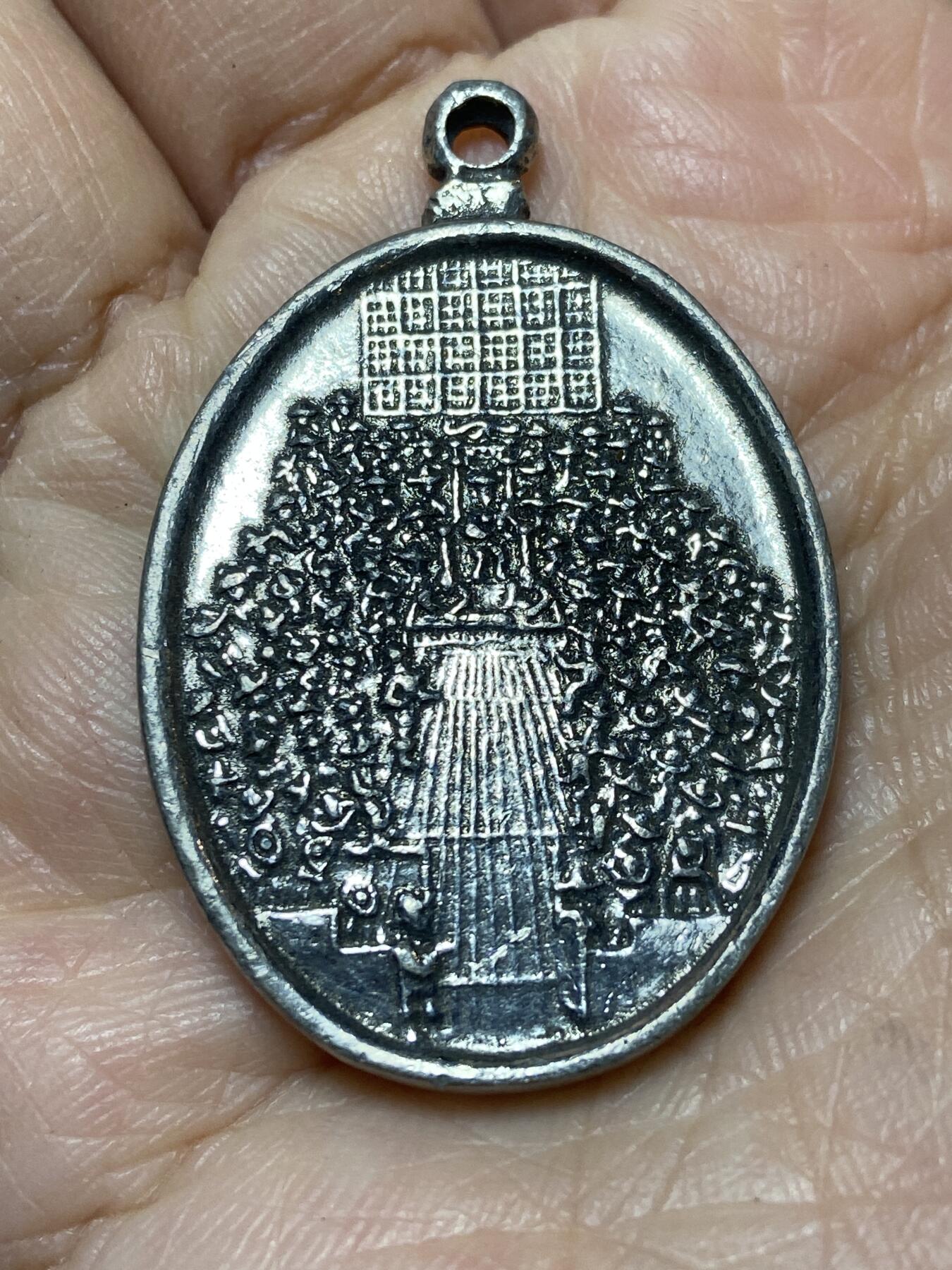 2025年第一百二十七场(总第一百五十三场）外国好品章牌、散币(免佣金) “万军之主”主题宗教纪念章(万军之主源自《旧约》中对上帝的称谓，中心人物形象通常象征“神圣力量的化身”，呼应“万军之主”代表的上帝权威)，重13.36克