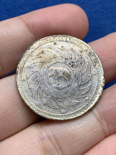《竞宝斋》第437场 周日，周一2场连拍 （全场包邮） - 暹罗王国1铢银币，拉玛五世时期打制，经典大象佛塔图案，1869单年版！背面佛塔图案与拉玛四世时期不同，发行存世量较之少见。面值：1铢。国际热门品种，细节见图。