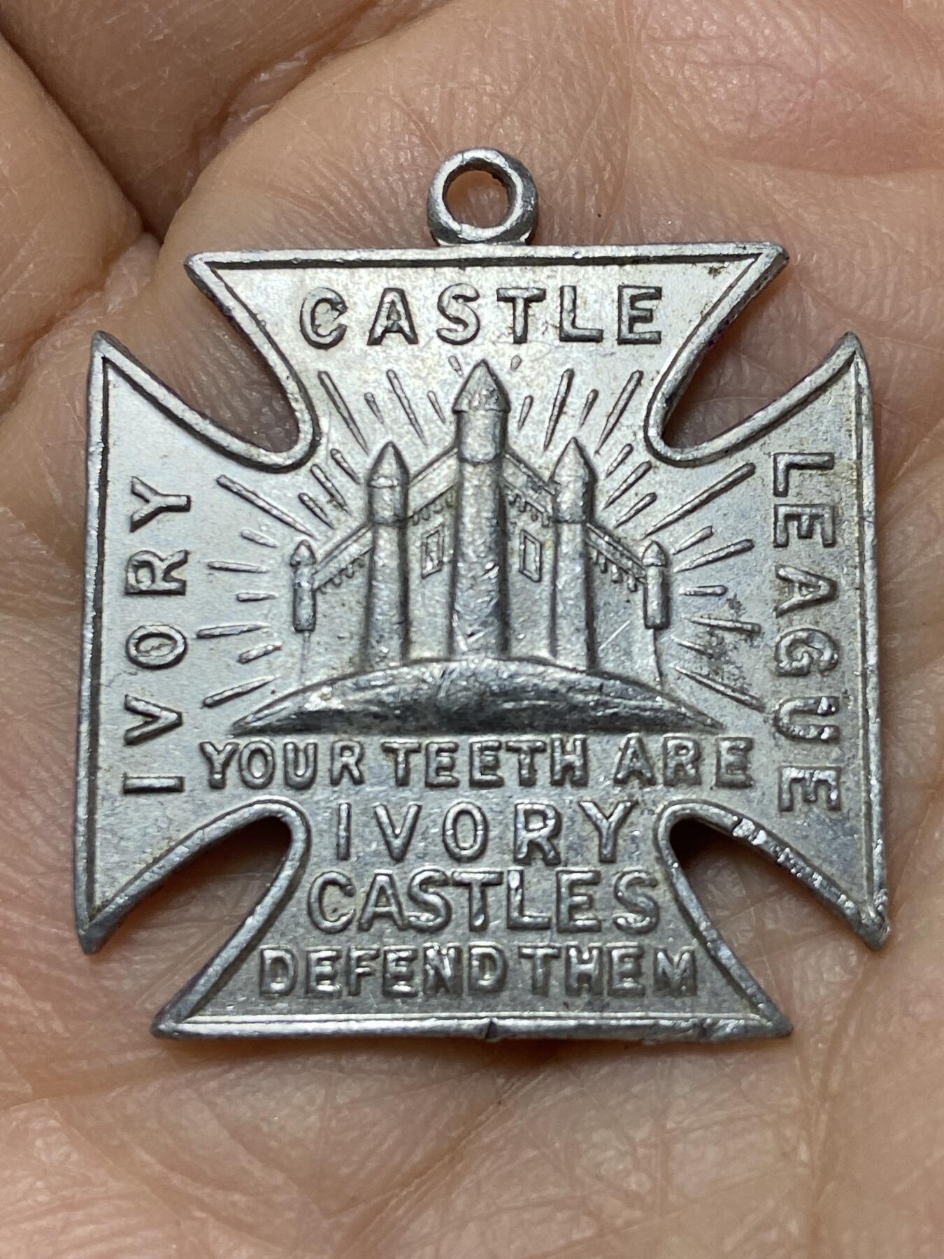 2025年第一百二十七场(总第一百五十三场）外国好品章牌、散币(免佣金) 牙齿健康宣传主题章牌，重1.77克