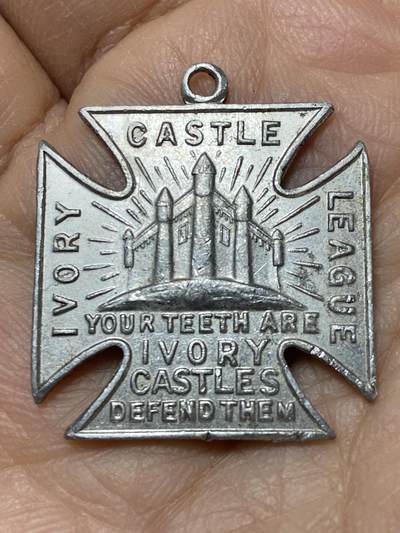 2025年第一百二十七场(总第一百五十三场）外国好品章牌、散币(免佣金) - 牙齿健康宣传主题章牌，重1.77克