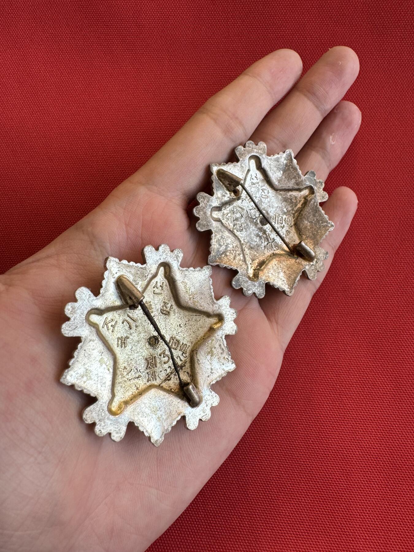 五哥徽章群   11号周二晚上八点4群联拍 朝鲜三级国旗