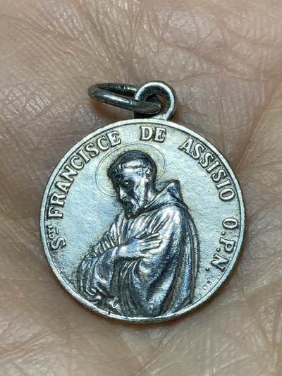 2025年第一百二十七场(总第一百五十三场）外国好品章牌、散币(免佣金) - 天主教圣方济各主题的宗教圣牌，重2.02克