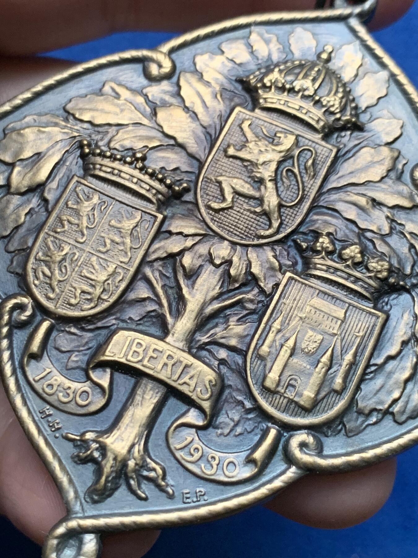 《竞宝斋》第437场 周日，周一2场连拍 （全场包邮） 1930年比利时蒙斯市旗游行纪念铜章 异形章 89.15克 57mm