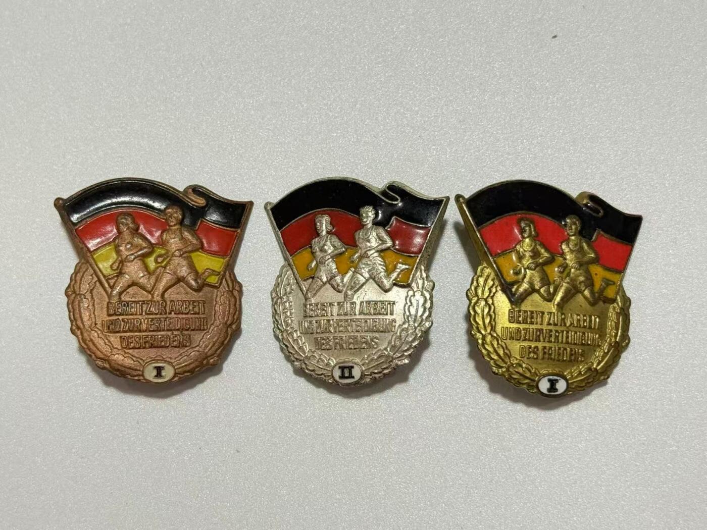 韵星假日精品2025秋季军品类拍卖会-- Rimey Holidays Boutique 2025 Autumn Militaria Sale 民主德国体育成就奖章一组  金级系极早期第一版带号版本