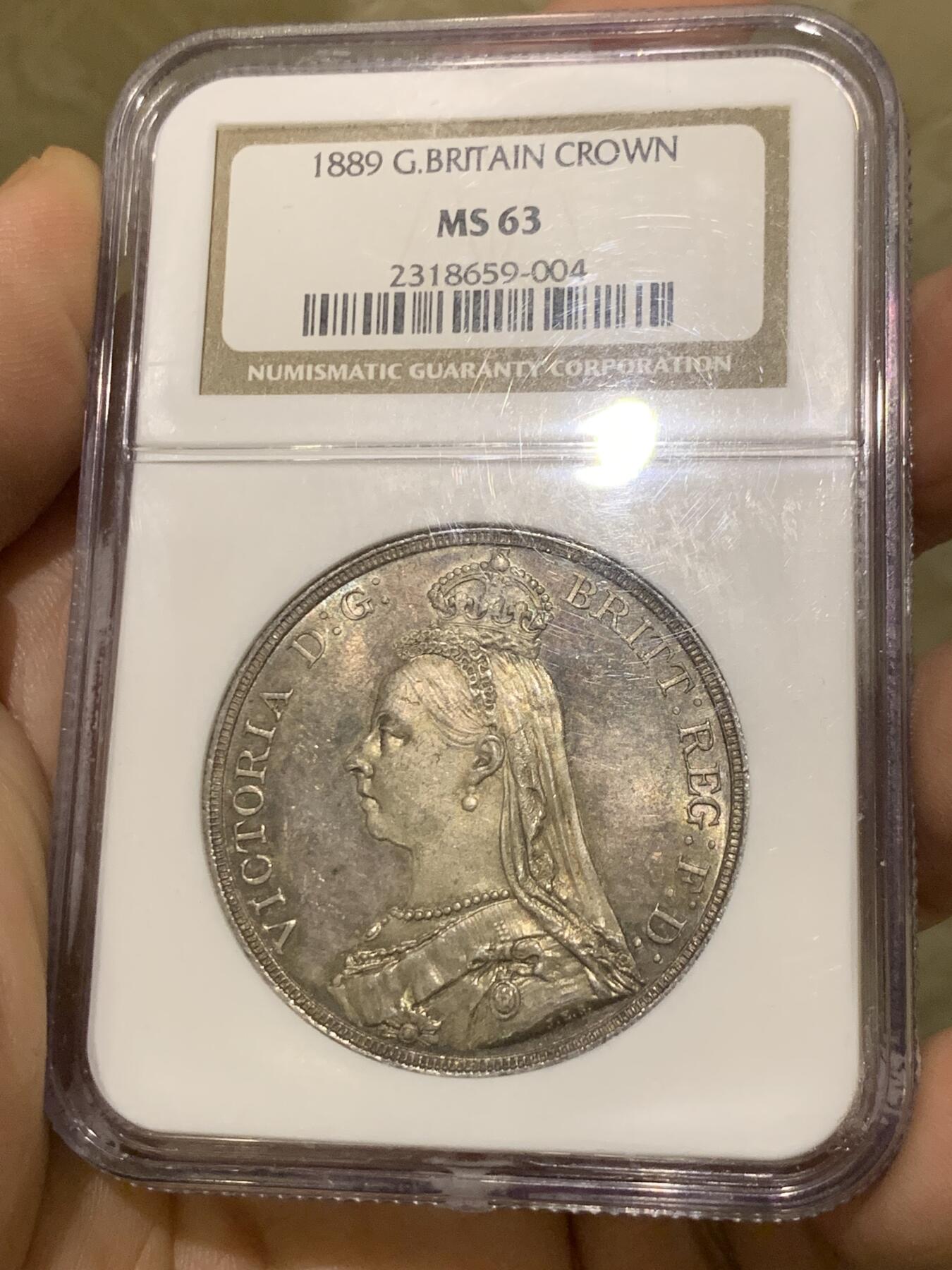 《竞宝斋》第437场 周日，周一2场连拍 （全场包邮） NGC MS63 英国1889年维多利亚女皇高冠马剑克朗 厚重七彩也压不住的原光闪烁 NGC老白盒质感极佳