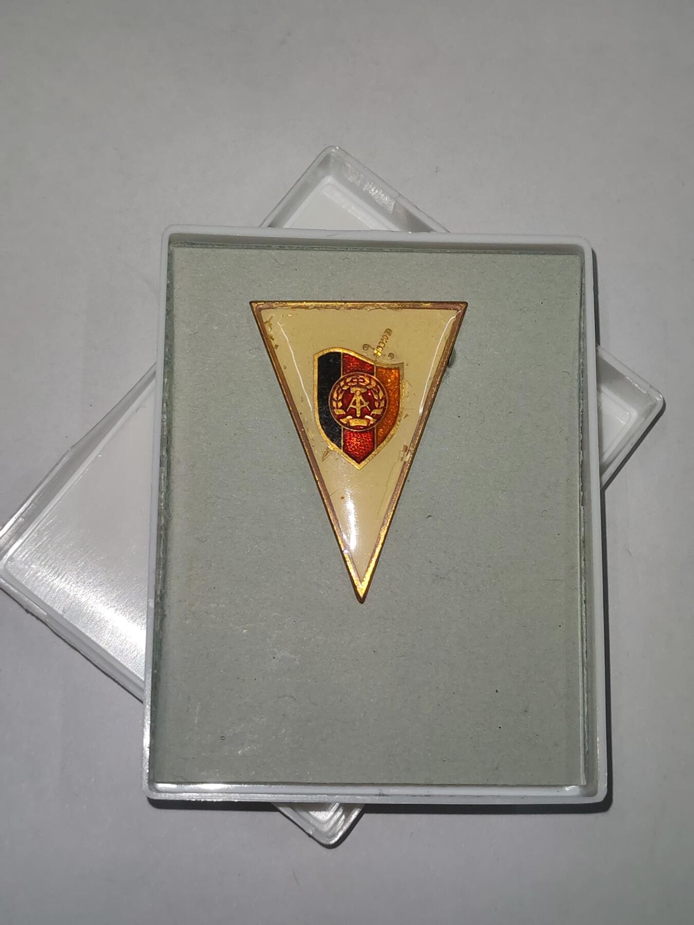 韵星假日精品2025秋季军品类拍卖会-- Rimey Holidays Boutique 2025 Autumn Militaria Sale 民主德国斯塔西国家安全学院毕业校徽带原盒