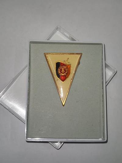 韵星假日精品2025秋季军品类拍卖会-- Rimey Holidays Boutique 2025 Autumn Militaria Sale - 民主德国斯塔西国家安全学院毕业校徽带原盒