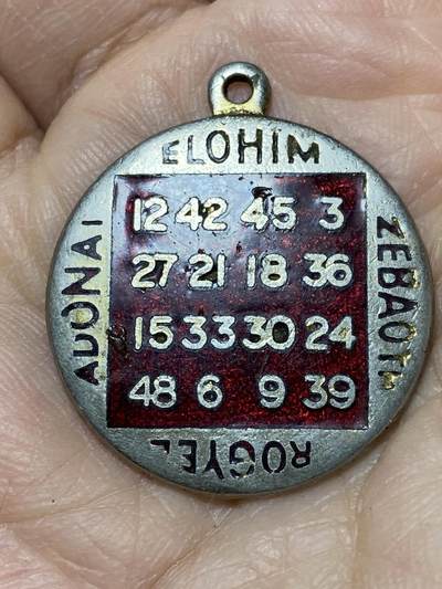 2025年第一百二十七场(总第一百五十三场）外国好品章牌、散币(免佣金) - 阿拉丁之印神圣数字组合章牌，重7.90克