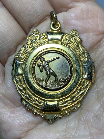 2025年第一百二十七场(总第一百五十三场）外国好品章牌、散币(免佣金) - 运动会铅球赛事奖牌，重20克