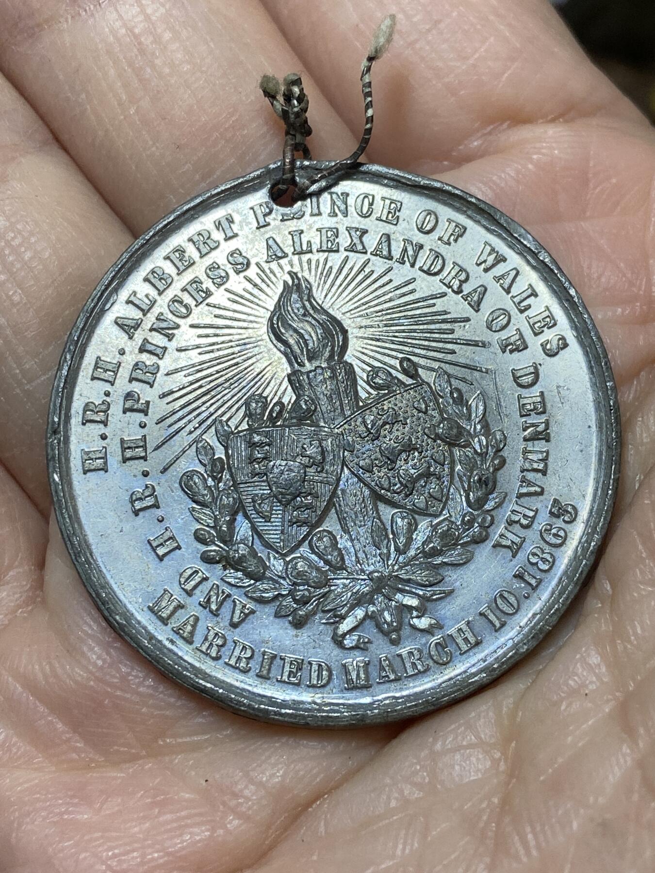 2025年第一百二十七场(总第一百五十三场）外国好品章牌、散币(免佣金) 精美保存完好–英国🇬🇧1863年阿尔伯特亲王(爱德华七世)与亚历山德拉公主婚礼纪念章，重14.20克