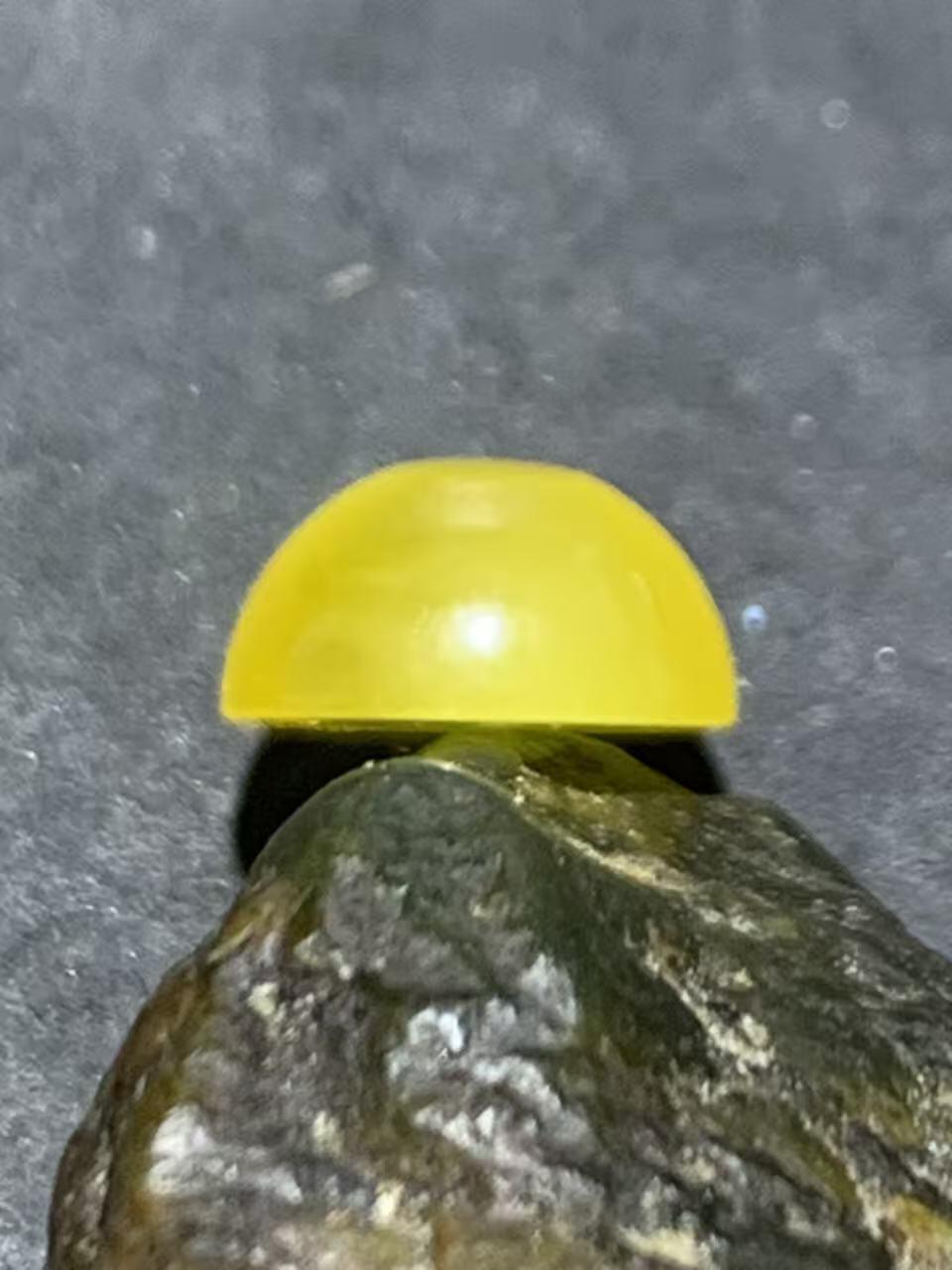 乌克兰蜜蜡随形蛋面一个，