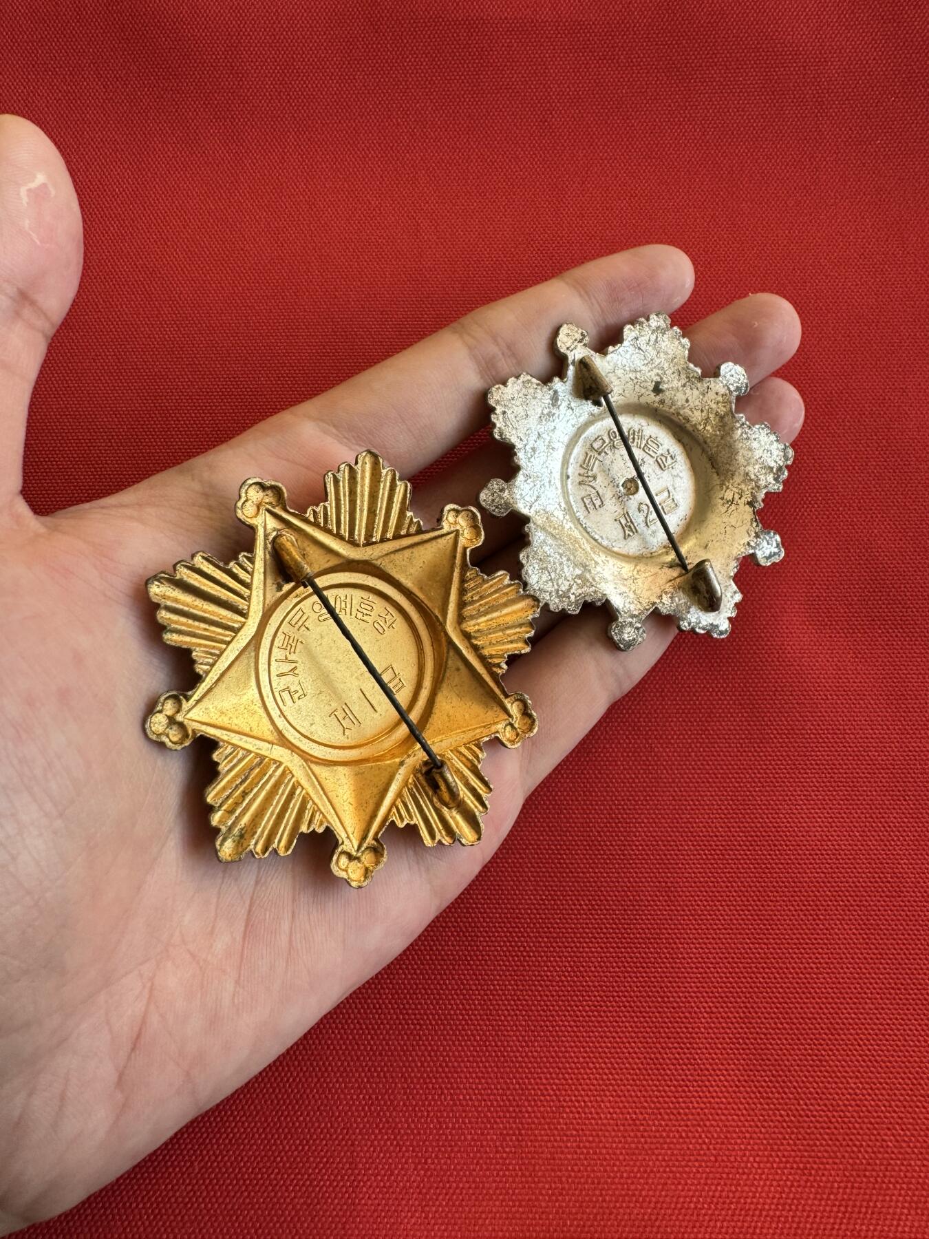 五哥徽章群   11号周二晚上八点4群联拍 朝鲜一级、二级军事服务荣誉勋章