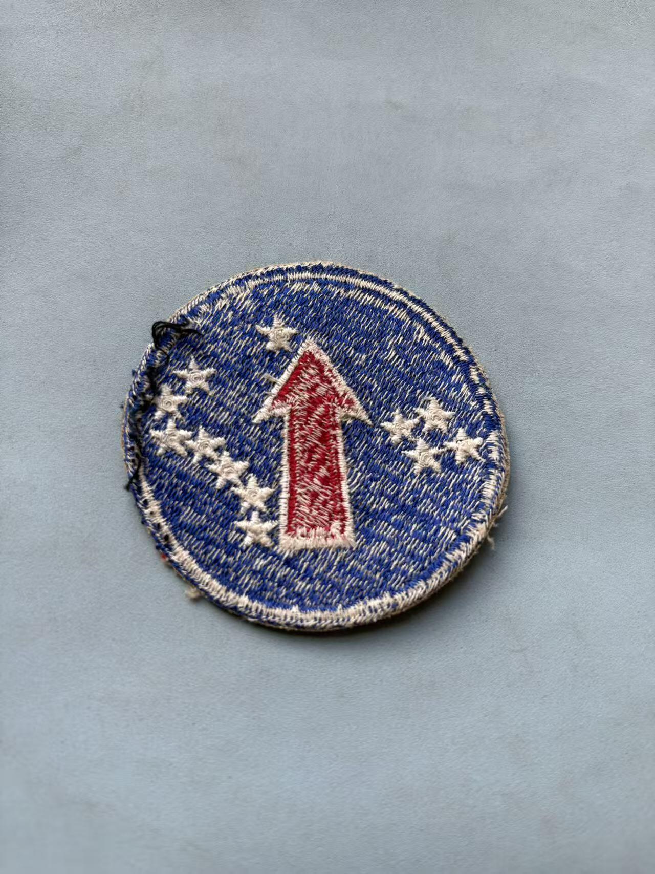 盛世勋华——号角文化勋章邮票专场拍卖第288期 美国陆军太平洋司令部臂章 早期品种，美国陆军太平洋司令部（简称USARPAC），它是美军印度洋 - 太平洋司令部的陆军组成部分，其历史可追溯至1898年，1947年正式被命名为美国陆军太平洋司令部，总部相关力量依托夏威夷的薛夫特堡、斯科菲尔德军营等设施展开部署，负责指挥阿拉斯加、夏威夷、日本等地的现役陆军及陆军预备役部队，开展军事训练以保障部队能适配印太地区的各类军事行动与和平时期的军事协作